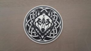 Glasonderzetter met een wolfhoofd in zwart-wit