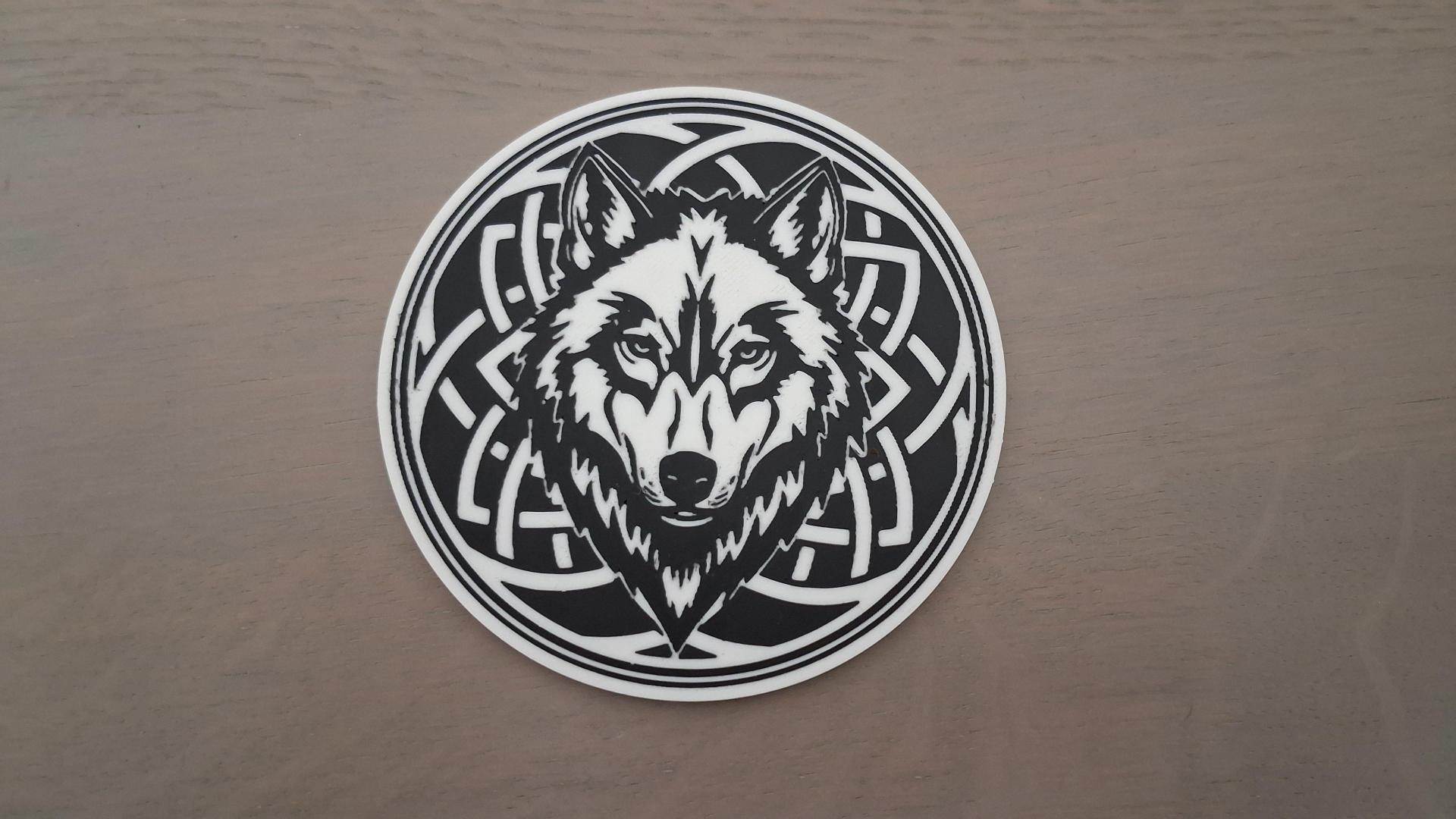 Glasonderzetter met een wolfhoofd in zwart-wit