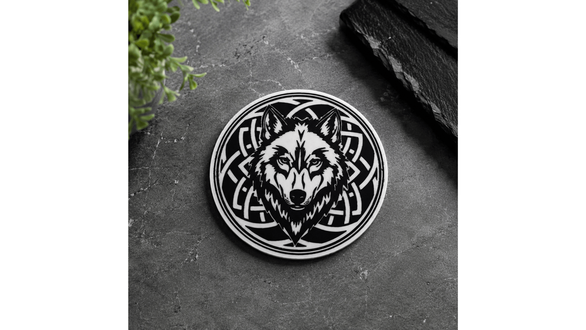 Glasonderzetter met een wolfkop in 2 verschillende kleuren: zwart-witte kleur